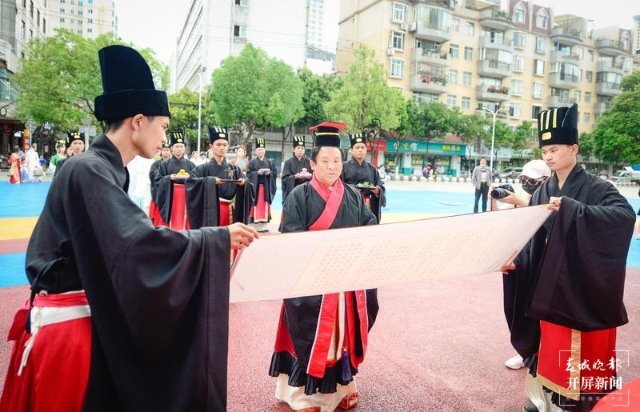 汉服体验、乘船听曲 开屏新闻记者 龙宇丹 摄