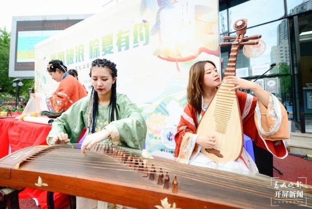 汉服体验、乘船听曲 开屏新闻记者 龙宇丹 摄