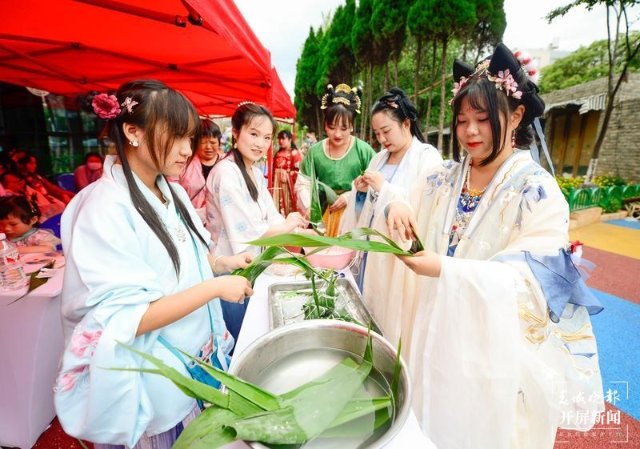 汉服体验、乘船听曲 开屏新闻记者 龙宇丹 摄