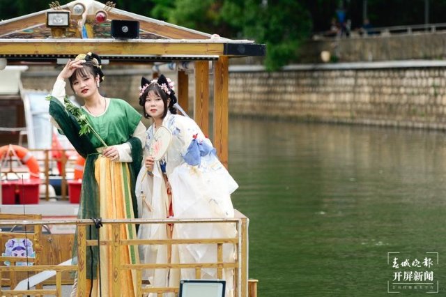 汉服体验、乘船听曲 开屏新闻记者 龙宇丹 摄