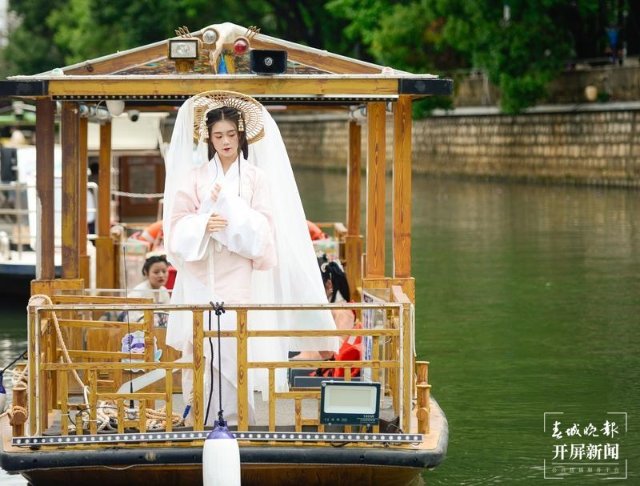 汉服体验、乘船听曲 开屏新闻记者 龙宇丹 摄