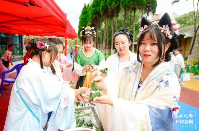 汉服体验、乘船听曲 开屏新闻记者 龙宇丹 摄