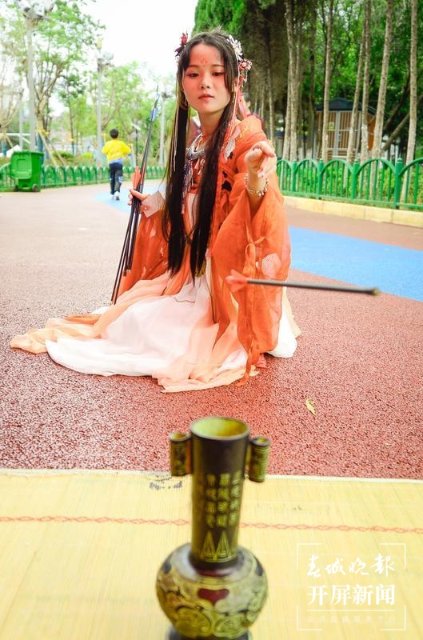汉服体验、乘船听曲 开屏新闻记者 龙宇丹 摄