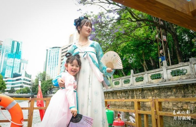 汉服体验、乘船听曲 开屏新闻记者 龙宇丹 摄